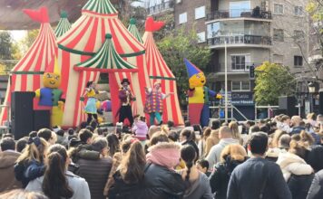Niños y familias disfrutando de un espectáculo infantil en el Paseo de San Gregorio durante la celebración de los Derechos de la Infancia en Puertollano