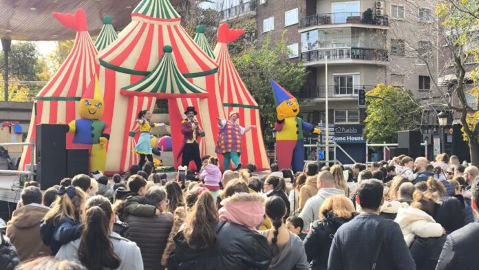Niños y familias disfrutando de un espectáculo infantil en el Paseo de San Gregorio durante la celebración de los Derechos de la Infancia en Puertollano