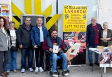 integrantes de lararcm en la mesa informativa junto al edil sergio gijon