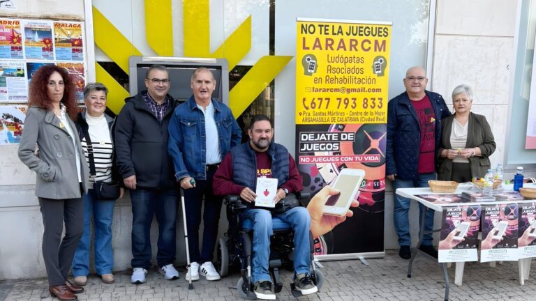 integrantes de lararcm en la mesa informativa junto al edil sergio gijon