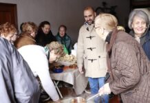 el alcalde jesus ruiz interesandose por las peculiaridades de la comida de este ano