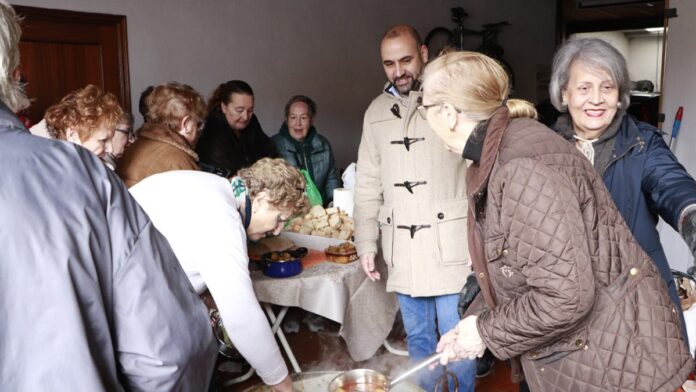 el alcalde jesus ruiz interesandose por las peculiaridades de la comida de este ano