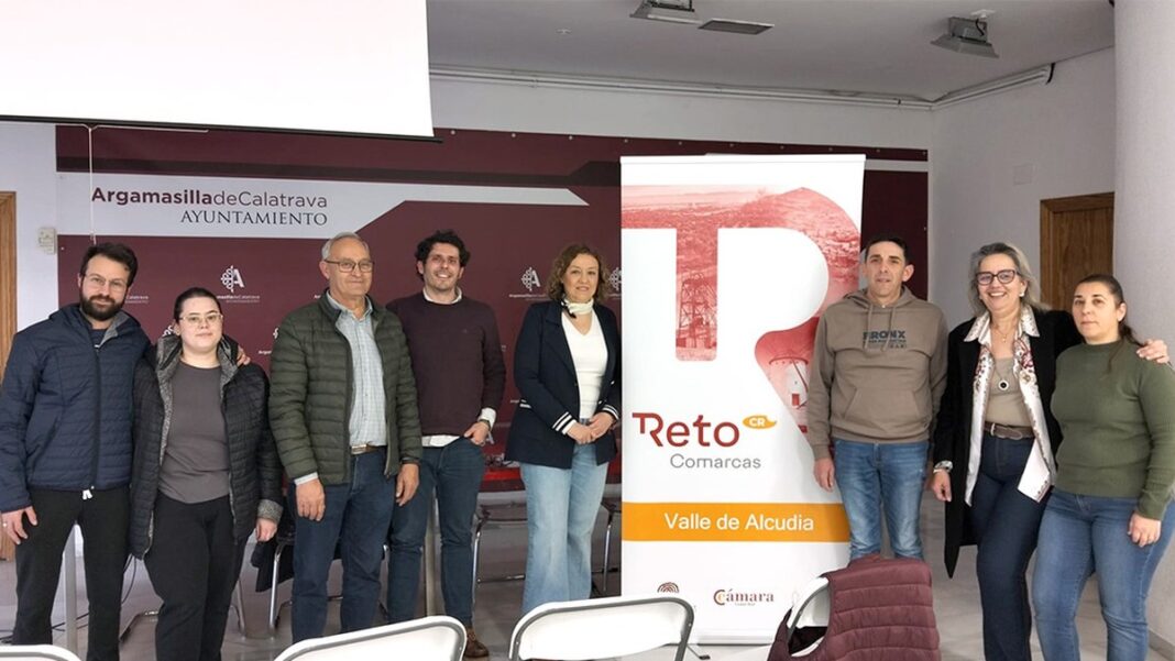 algunos de los asistentes junto a la dinamizadora de reto alcudia la concejala rabanera y el impartidor de la sesion