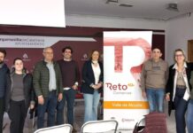 algunos de los asistentes junto a la dinamizadora de reto alcudia la concejala rabanera y el impartidor de la sesion