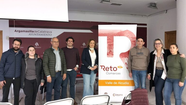 algunos de los asistentes junto a la dinamizadora de reto alcudia la concejala rabanera y el impartidor de la sesion