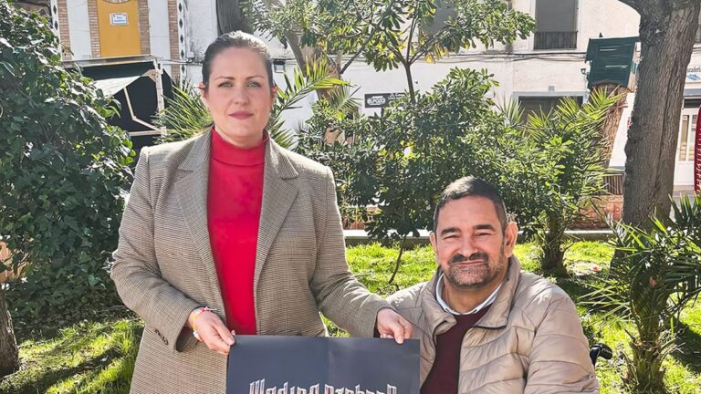 estela cespedes y sergio gijon ediles de argamasilla de calatrava con el cartel anunciador de medina azahara
