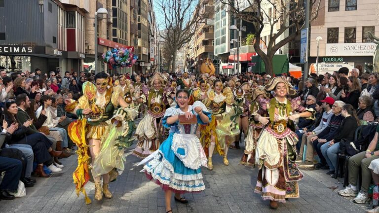 los perchas en desfile