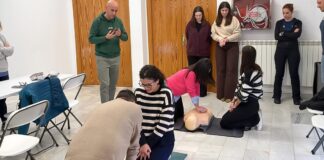 realizando ejercicios de reanimacion cardiopulmonar