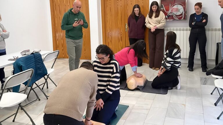 realizando ejercicios de reanimacion cardiopulmonar