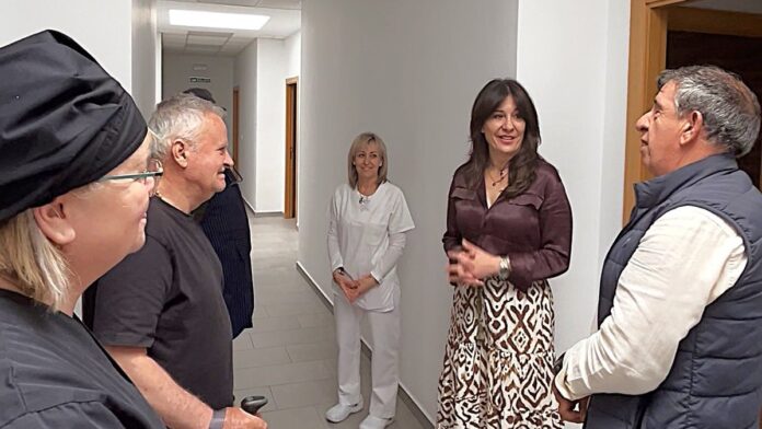 blanca fernandez visita vivienda de mayores el torno 2