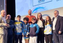 el concejal de urbanismo del ayuntamiento de talavera bene garcia hace entrega del premio al club de voleibol ciudad de la ceramica gala deporte diputacion 2026
