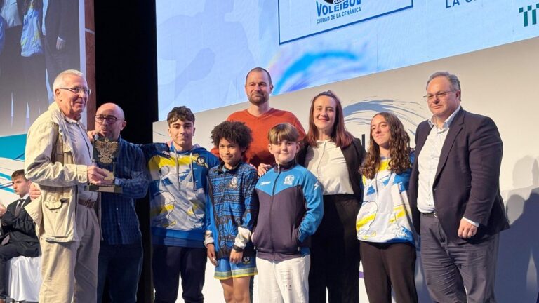 el concejal de urbanismo del ayuntamiento de talavera bene garcia hace entrega del premio al club de voleibol ciudad de la ceramica gala deporte diputacion 2026