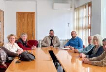responsables municipales e integrantes del actual consejo de mayores rabaneros durante la reunion