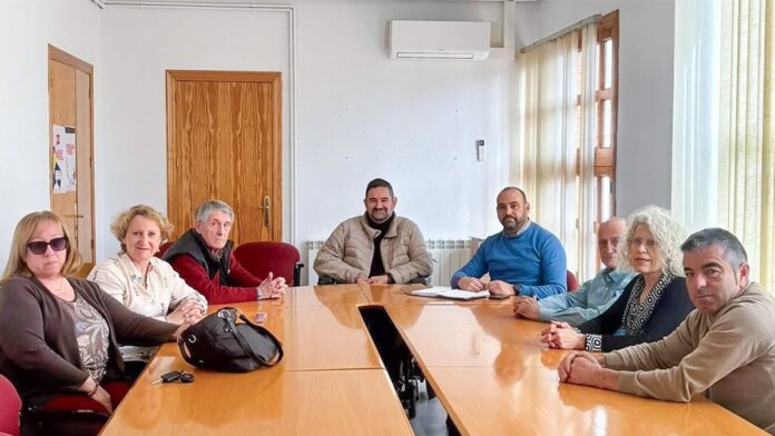 responsables municipales e integrantes del actual consejo de mayores rabaneros durante la reunion