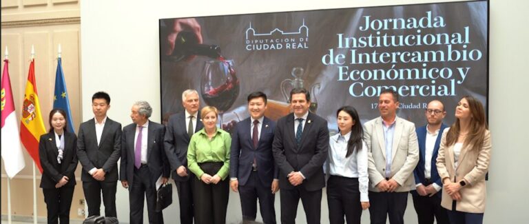 Encuentro institucional entre representantes de Ciudad Real y delegación de Luzhou en el Palacio de la Diputación