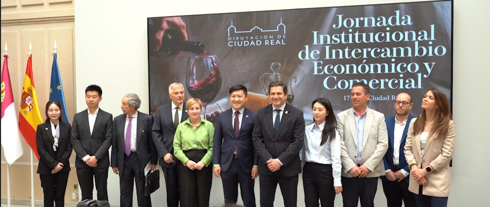 Encuentro institucional entre representantes de Ciudad Real y delegación de Luzhou en el Palacio de la Diputación