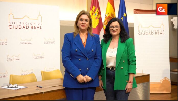 Rocío Zarco y Maribel Mansilla en rueda de prensa en la Diputación de Ciudad Real explicando ayudas a municipios y carreteras provinciales