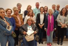 carla montero posando junto a parte del club de lectura cueva de medrano de argamasilla de calatrava jpg