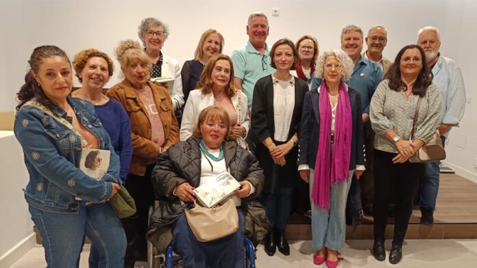 carla montero posando junto a parte del club de lectura cueva de medrano de argamasilla de calatrava jpg