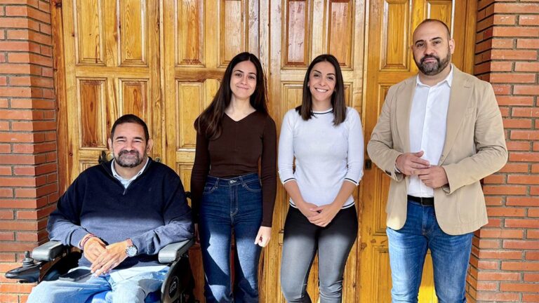 los municipes junto a las profesionales de apati que se haran cargo del servicio