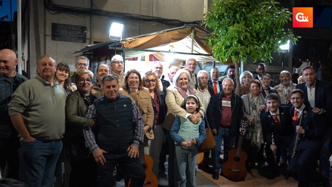 Villamayor y Tirteafuera unidos en el canto tradicional de los mayos a la cruz