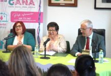 Lola Hervás durante la presentación de su libro “Memorias de mi pueblo” junto al alcalde de Villamayor de Calatrava, Juan Antonio Callejas y Gema Perez Pinto, de la Editorial "Lo que te da la Gana"