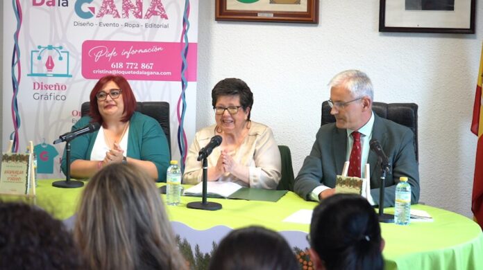 Lola Hervás durante la presentación de su libro “Memorias de mi pueblo” junto al alcalde de Villamayor de Calatrava, Juan Antonio Callejas y Gema Perez Pinto, de la Editorial "Lo que te da la Gana"