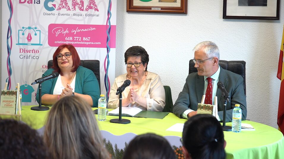 Lola Hervás durante la presentación de su libro “Memorias de mi pueblo” junto al alcalde de Villamayor de Calatrava, Juan Antonio Callejas y Gema Perez Pinto, de la Editorial "Lo que te da la Gana"