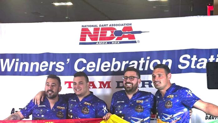 integrantes del equipo 70km posando con las respectivas banderas de sus municpios tras alzarse campeones del mundo