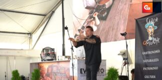 Carlos Maldonado durante su masterclass gastronómica en la Feria Agroalimentaria Saborea La Solana ante numeroso público asistente.