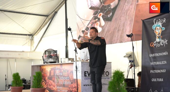 Carlos Maldonado durante su masterclass gastronómica en la Feria Agroalimentaria Saborea La Solana ante numeroso público asistente. Carlos Maldonado durante su masterclass gastronómica en la Feria Agroalimentaria Saborea La Solana ante numeroso público asistente.
