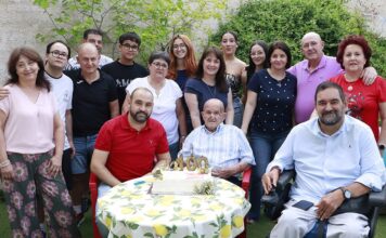 eduardo en el centro ayer tarde junto a familia y los ediles rabaneros