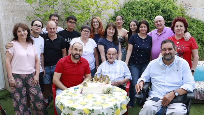 eduardo en el centro ayer tarde junto a familia y los ediles rabaneros eduardo en el centro ayer tarde junto a familia y los ediles rabaneros