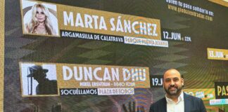 jesus ruiz junto al planel de conciertos provinciales que abre marta sanchez en argamasilla de calatrava