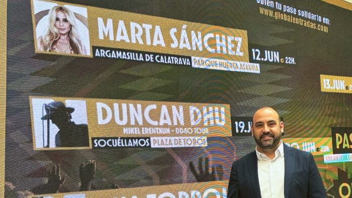 jesus ruiz junto al planel de conciertos provinciales que abre marta sanchez en argamasilla de calatrava