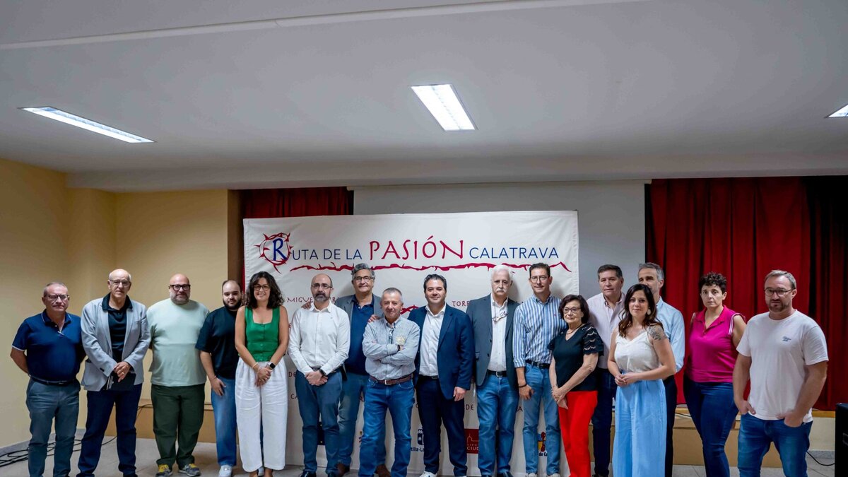 Representantes de la Asociación para el Desarrollo del Campo de Calatrava durante la presentación del reconocimiento de la Ruta de la Pasión Calatrava como Fiesta de Interés Turístico Internacional.