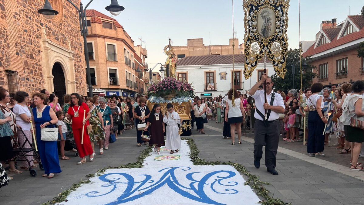 Procesión de Nuestra Señora del Carmen por las calles de Bolaños de Calatrava acompañada por numerosos fieles y una lluvia de pétalos.