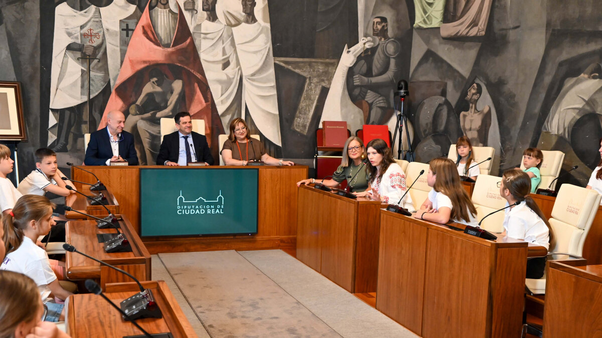 Recepción de 32 menores ucranianos y sus familias de acogida junto a representantes institucionales en el Palacio Provincial de Ciudad Real.
