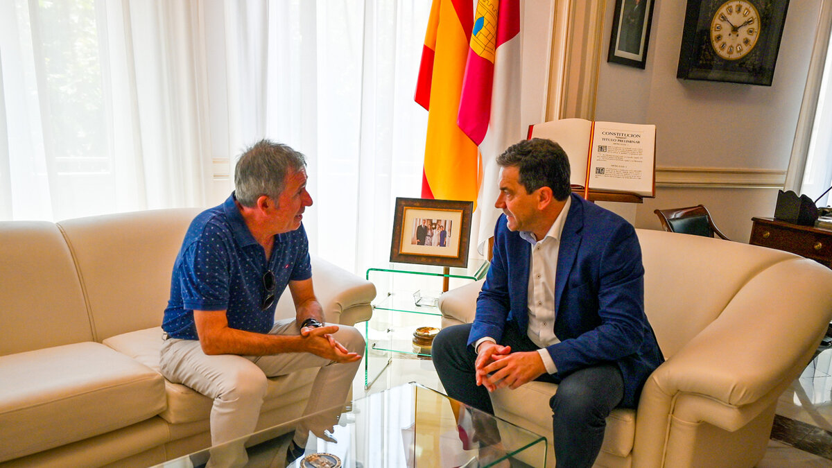 PORTADA 8 Miguel Ángel Valverde e Ignacio Manuel Sánchez Barrancos durante la reunión para preparar las VIII Jornadas Nacionales de Ecografía en IFEDI Ciudad Real.