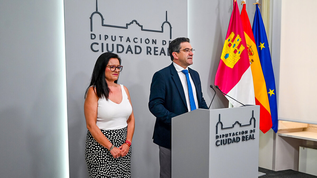 Miguel Ángel Valverde y Rocío Zarco durante la presentación del balance de ayudas a los ayuntamientos en la nueva sala de prensa de la Diputación de Ciudad Real.