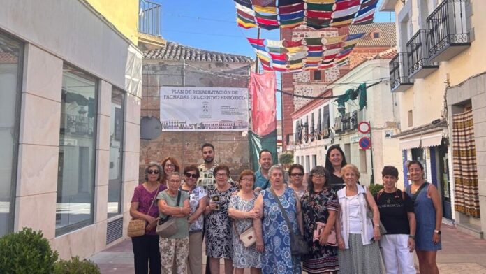 Instalación de los coloridos toldos de croché elaborados por mujeres voluntarias en las calles del centro de Herencia durante el verano.