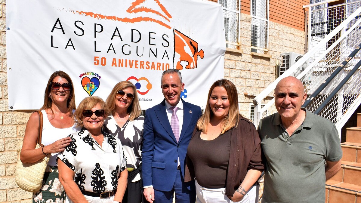 PORTADA 15 El alcalde de Puertollano con miembros de Aspades-La Laguna