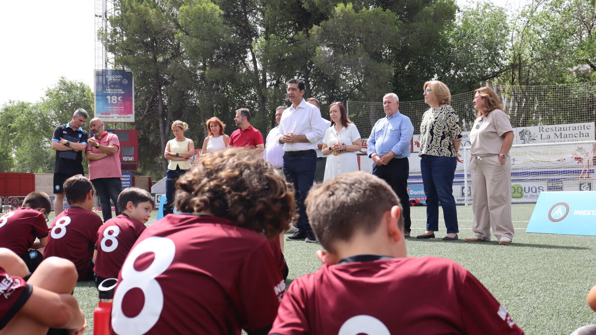 PORTADA 6 José Manuel Caballero durante su visita al campus Andrés Iniesta Academy celebrado en Alcázar de San Juan.