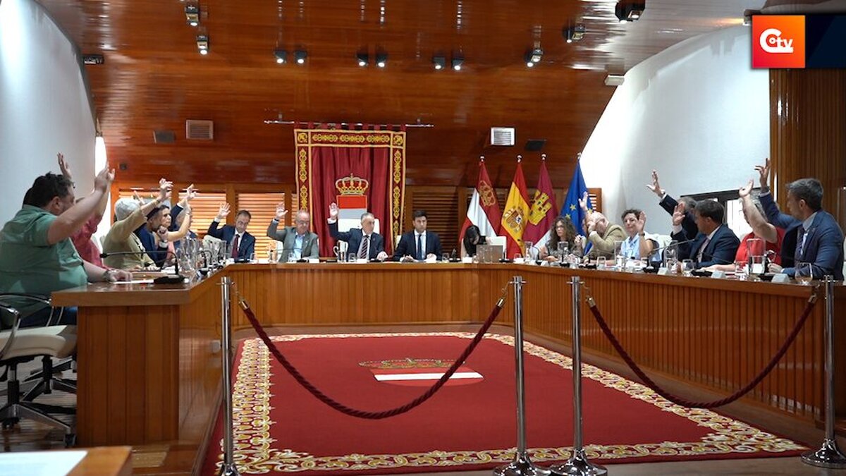 PORTADA 12 Pleno del Ayuntamiento de Puertollano durante la aprobación de las modificaciones de crédito para reducir deuda y financiar inversiones municipales.