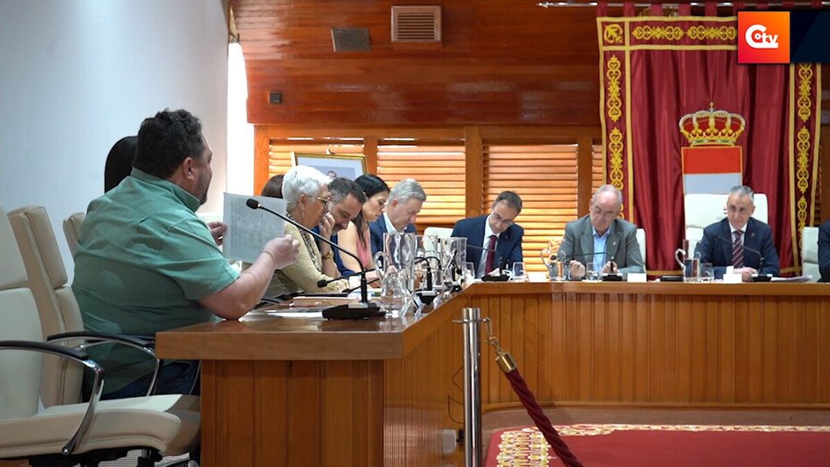 PORTADA 10 Félix Canal, portavoz de VOX en el Ayuntamiento de Puertollano, durante su intervención en el Pleno municipal.