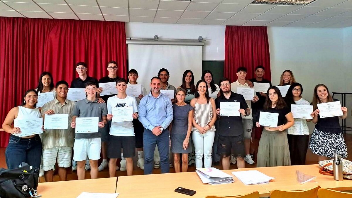 PORTADA 8 Entrega de diplomas a los participantes del curso de Socorrismo y Salvamento Acuático junto a representantes municipales en Puertollano.