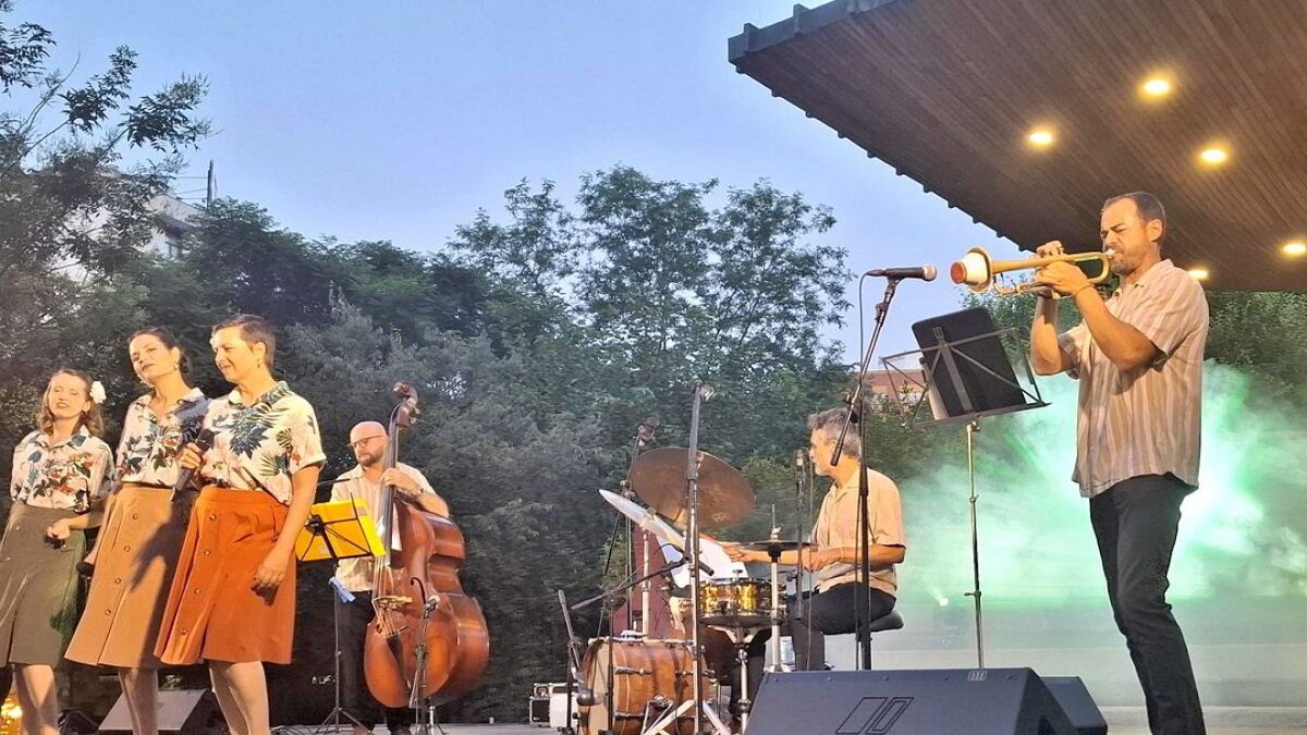 PORTADA 7 Las integrantes de Dómisol Sisters actúan junto a su banda durante la inauguración del Puerto Jazz&Blues Festival en la Concha de la Música de Puertollano.