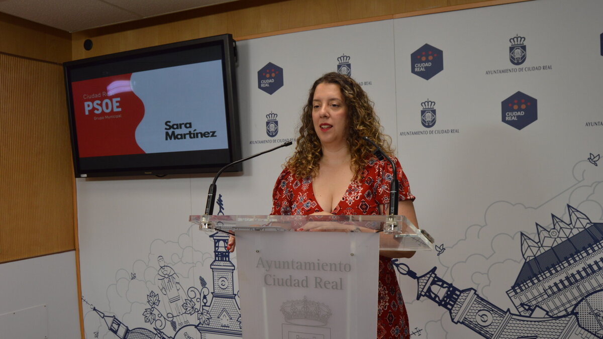 Sara Martínez durante una comparecencia en la que reclama explicaciones por la no solicitud de las ayudas para la Escuela Infantil La Granja.