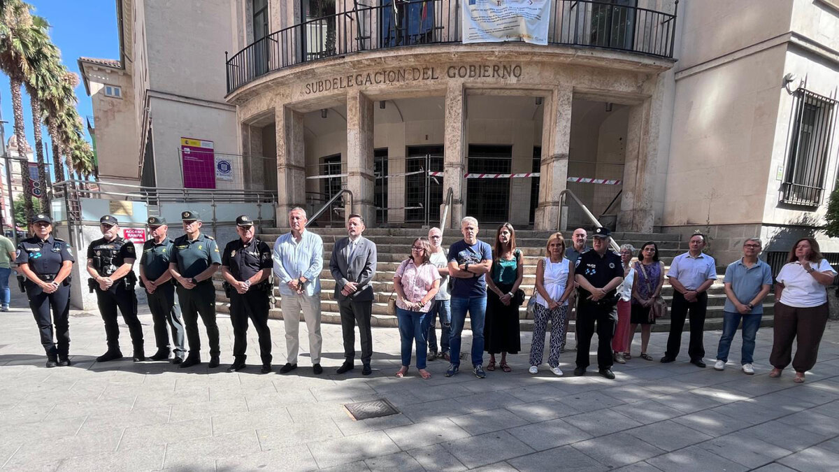 Representantes institucionales guardan un minuto de silencio ante la Subdelegación del Gobierno en Ciudad Real en recuerdo de las víctimas de violencia machista.