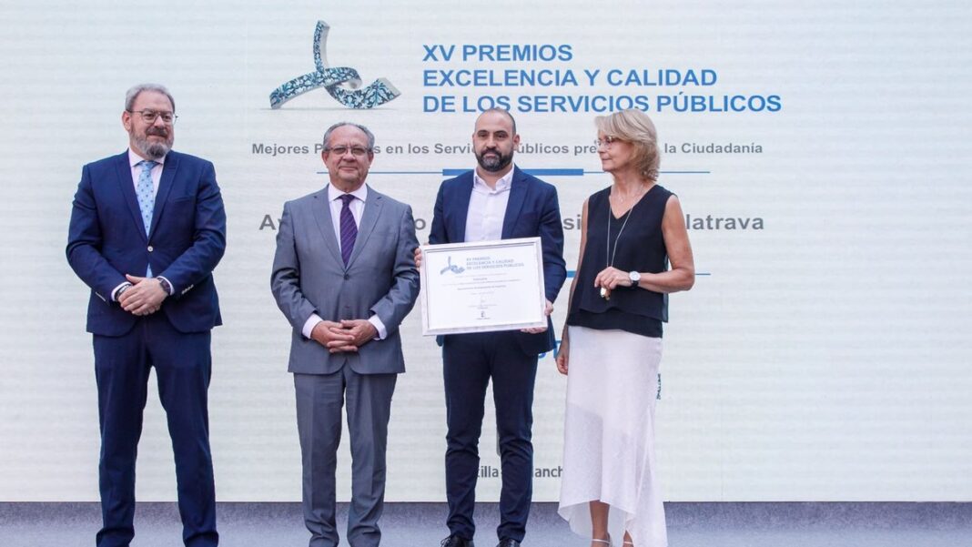 el alcalde junto al consejero en la entrega ayer del premio